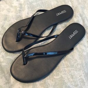 Navy Esprit flip flops.